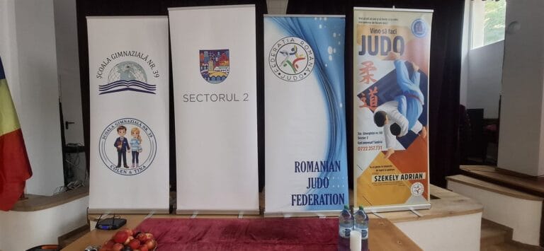 Garderoba omului ocupat: puține piese sigure sau cumpărat la nevoie Bannerele Federatiei Romane de Judo, Sectorului 2 si Scolii Gimnaziale nr. 39